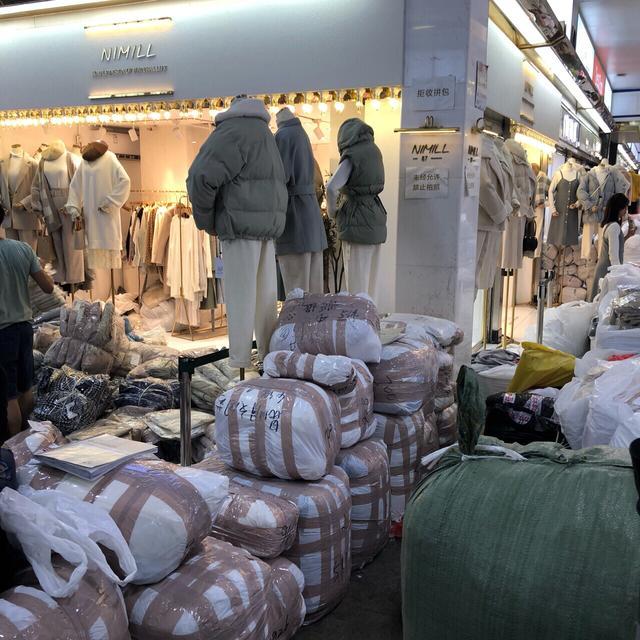 廣州服裝批發(fā)市場(chǎng)探秘 800元一麻袋的實(shí)惠與技巧