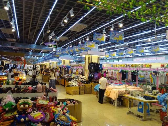 八鋼首家服裝批發城迎父親節，男士進店有禮驚喜不斷