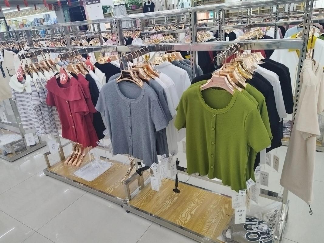 統一三樓火狐貍服裝批發城夏裝上新，鞋帽批發再掀熱潮